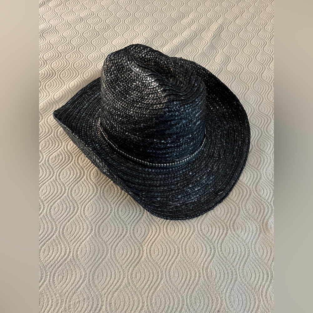 Altar’d State hat in black